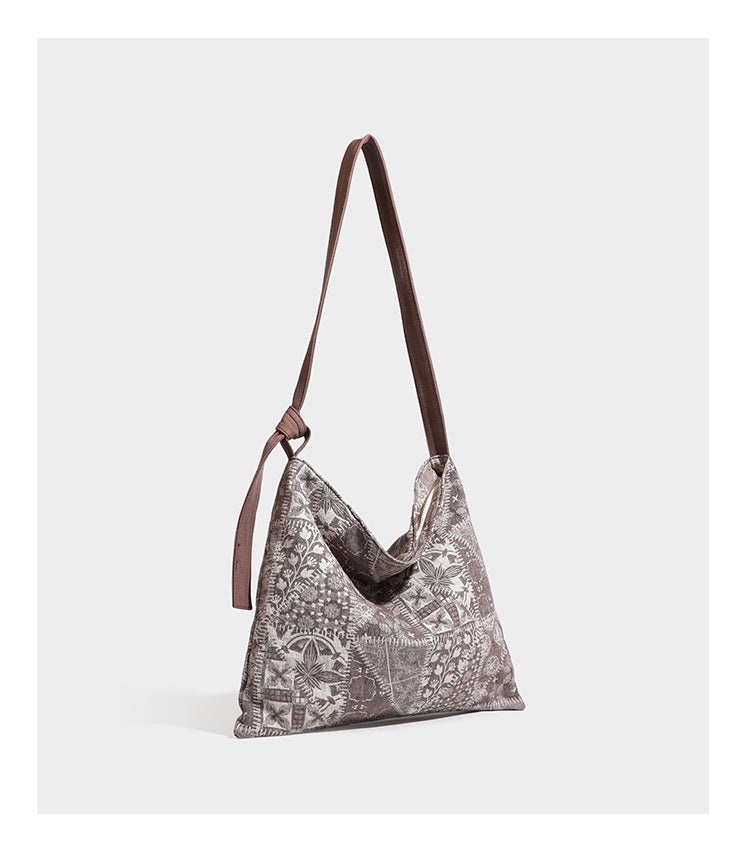 Weich fallende Hobo-Schultertasche aus Canvas mit botanischem Print, langem geknotetem Riemen und Reißverschluss oben, Detailansicht 16