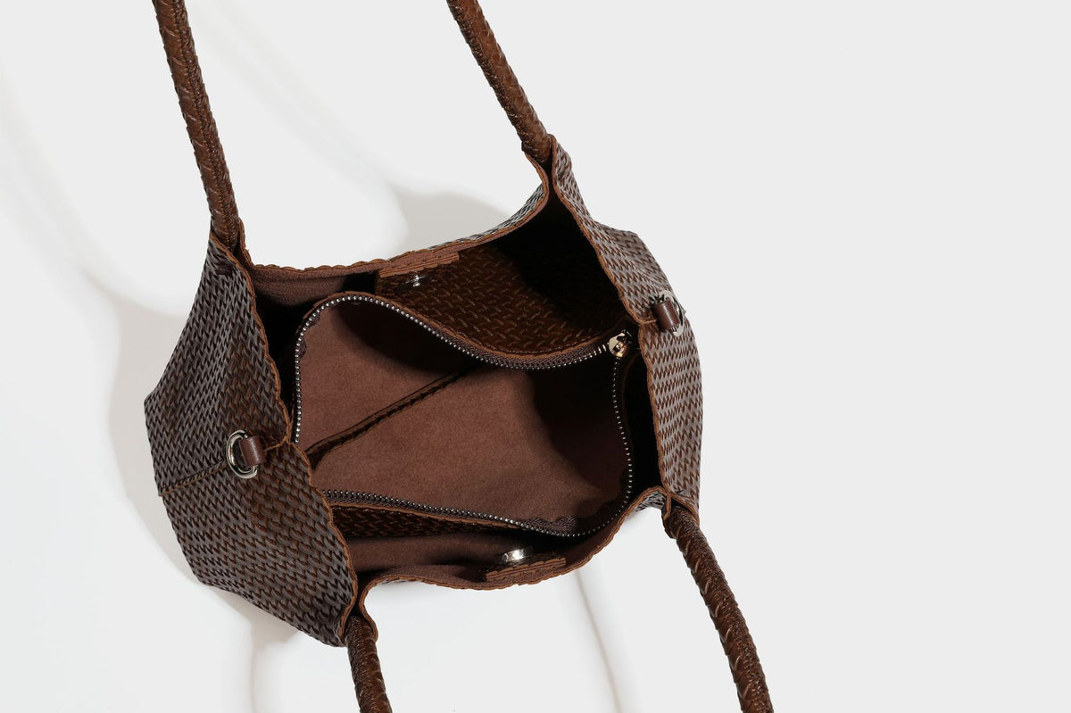 Strukturierte, glänzend gewebte Tote-Bag mit geschwungenem oberen Rand, geflochtenen Henkeln, abnehmbarem Crossbody-Riemen und Perlenquaste