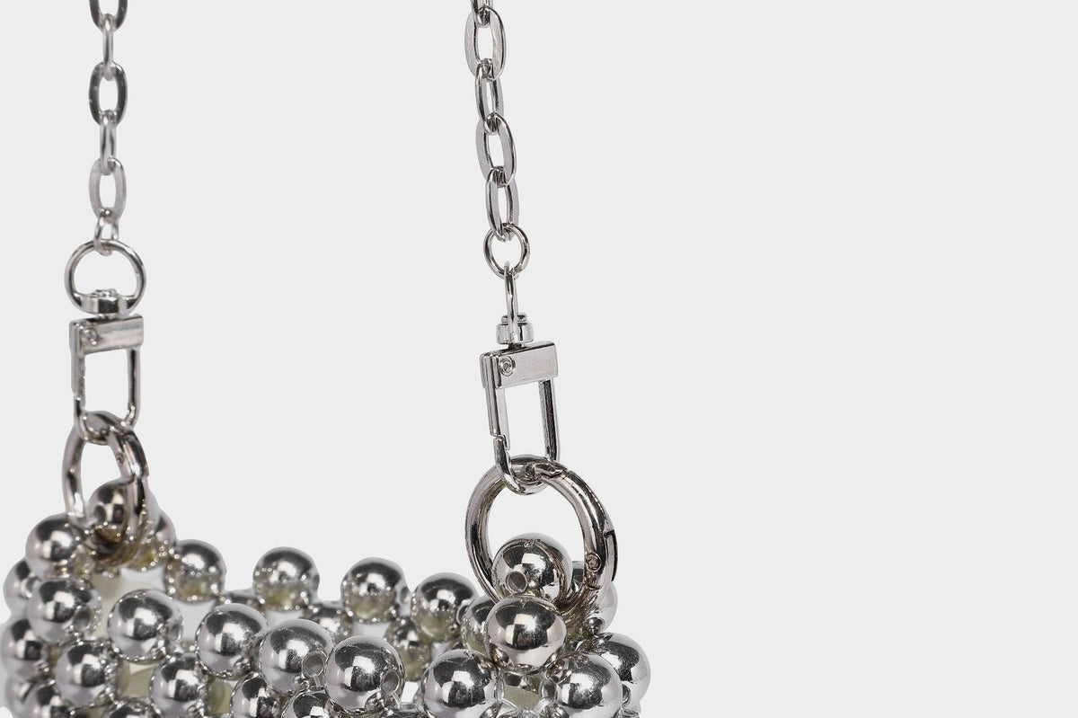 Mini-Bucket-Bag in zylindrischer Form, mit metallisch silberfarbenen Perlen besetzt, geflochtenem Tragegriff und Ketten-Schulterriemen, Detailansicht 26