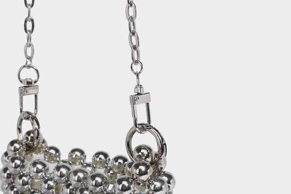 Mini-Bucket-Bag in zylindrischer Form, mit metallisch silberfarbenen Perlen besetzt, geflochtenem Tragegriff und Ketten-Schulterriemen, Detailansicht 26