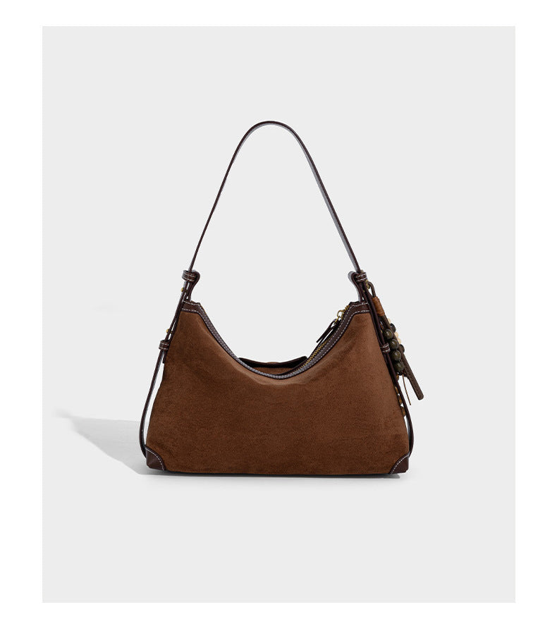 Matte Hobo-Schultertasche in warmem Braun mit dunklem Besatz in Lederoptik, Kontrastnähten, goldfarbenen Metallbeschlägen und