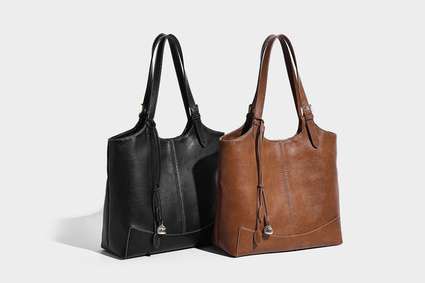 Große, strukturierte Schultertasche im Tote-Stil in Braun und Lederoptik mit langen Doppelriemen, Schnallenbeschlägen, Quasten-Anhänger und geschwungener