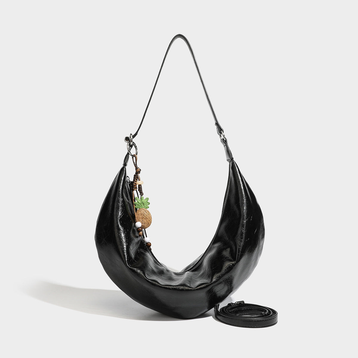 Lässige sichelförmige Hobo-Schultertasche aus glänzender, geknautschter Lederoptik mit schmalem Riemen, silberfarbenem Ringbeschlag und