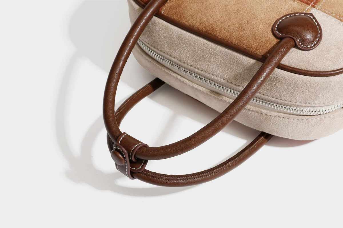 Kleine, strukturierte Henkeltasche aus Patchwork in Farbblöcken aus Beige, Camel, Braun und Rost mit dunkelbrauner Einfassung, herzförmigem