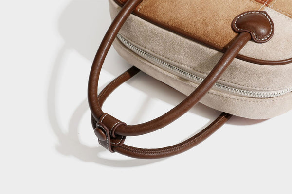 Kleine, strukturierte Henkeltasche aus Patchwork in Farbblöcken aus Beige, Camel, Braun und Rost mit dunkelbrauner Einfassung, herzförmigem