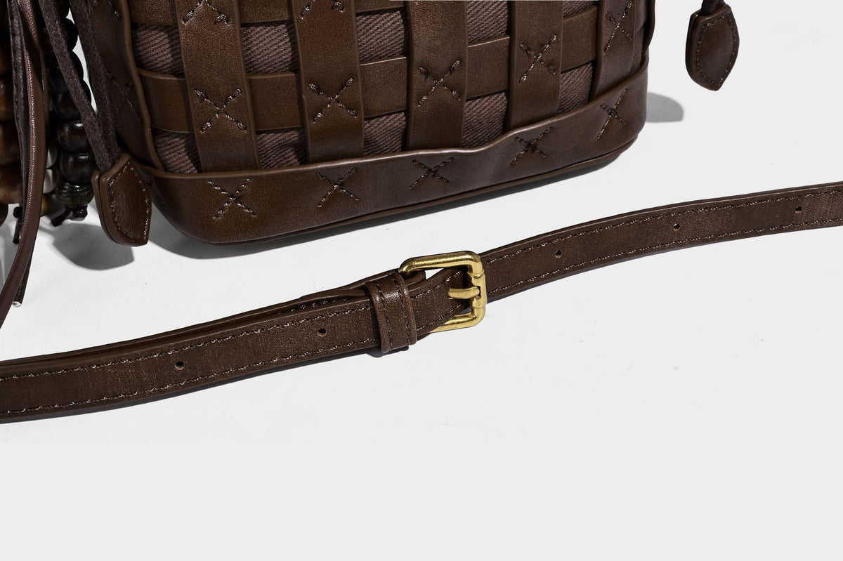 Kleine gewebte Bucket-Bag mit Karomuster-Einsatz, geflochtenem Tragegriff, Kordelzugverschluss, Perlenanhänger und abnehmbarem Schulterriemen