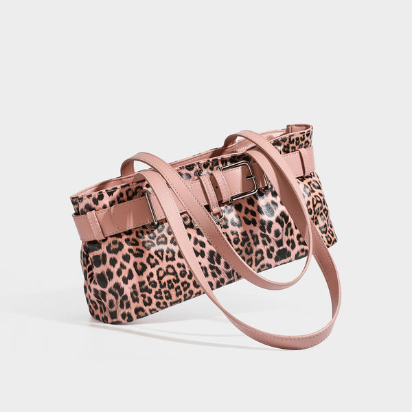 Strukturierte Schultertasche mit Leopardenmuster, Umschlagdetail mit Gürtelschnalle, langen Doppelriemen und silberfarbenen Beschlägen, Detailansicht