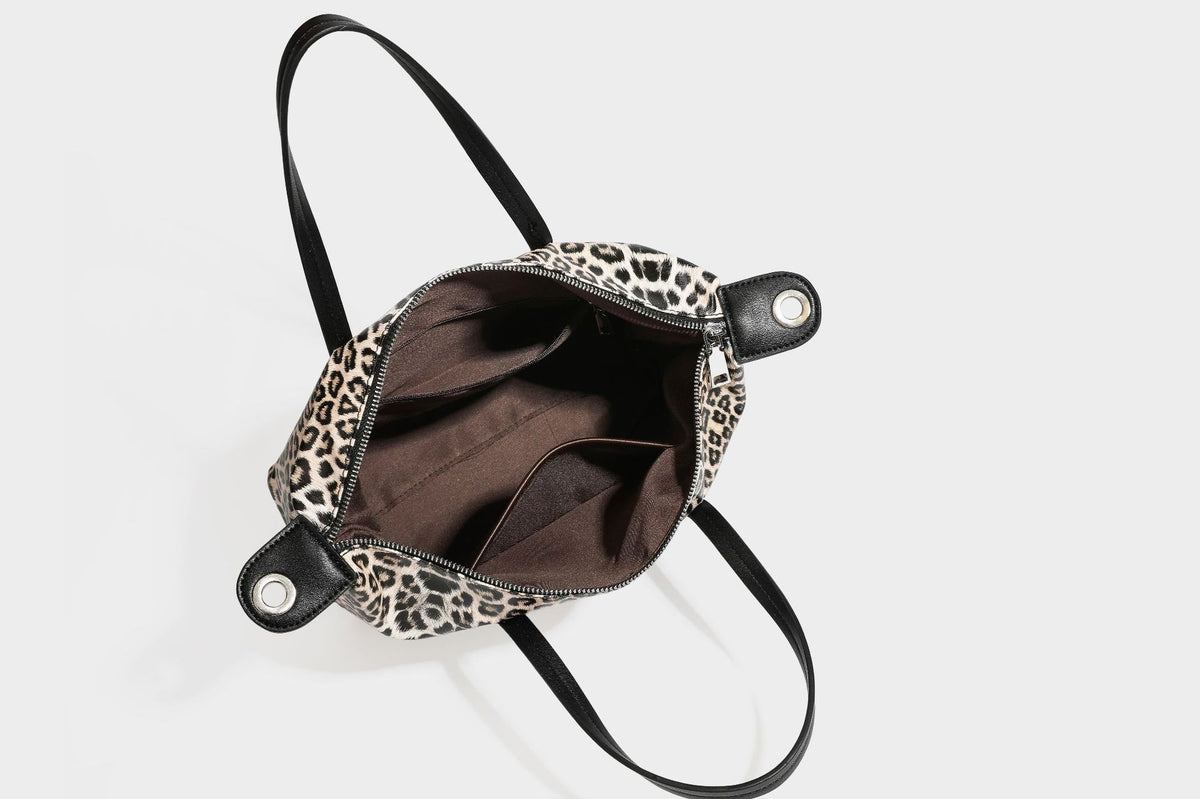 Shopper in glänzender Lederoptik mit Leopardenprint, schwarzem Besatz, Reißverschluss oben und zwei Schulterriemen, Detailansicht 42