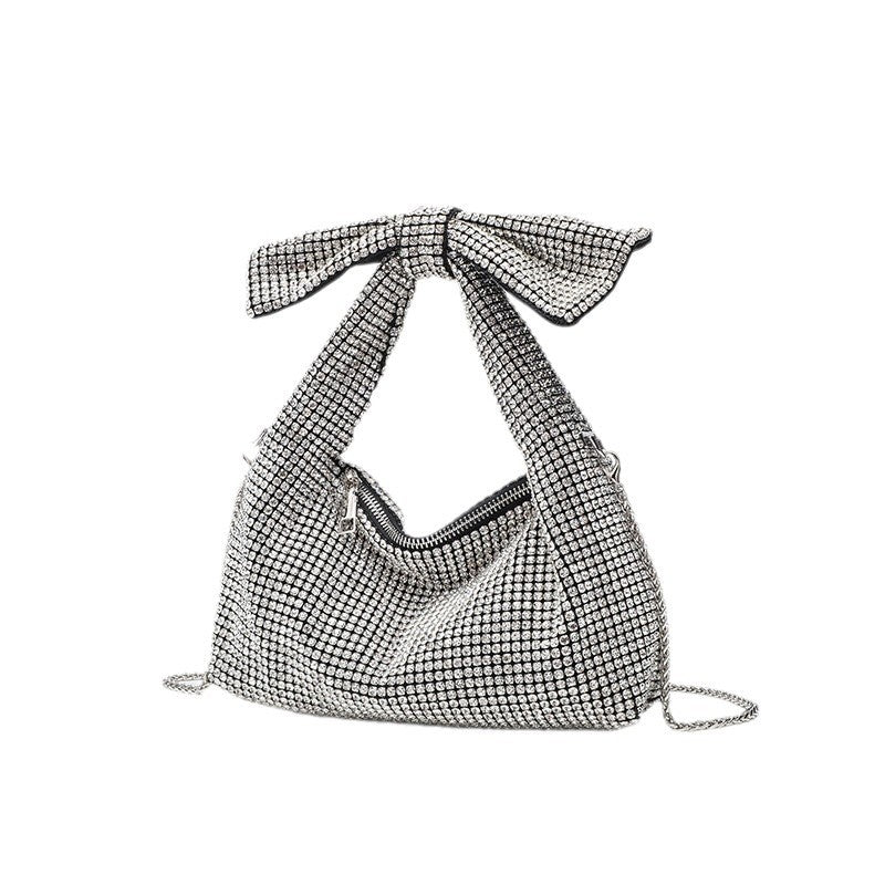 Schultertasche mit Schleife, vollständig mit Kristall-Strasssteinen besetzt, Kettenriemen und Reißverschluss, Detailansicht 5