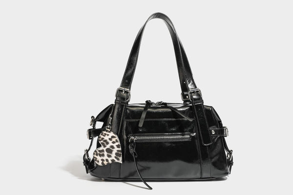 Strukturierte Schultertasche in glänzender Lederoptik mit abgerundetem Korpus, silberfarbenen Beschlägen, Reißverschlussfach auf der Vorderseite und Leopardenmuster