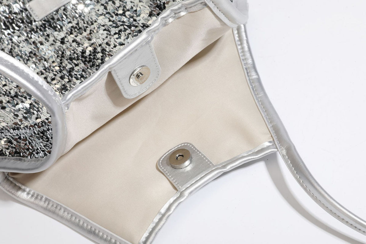 Kleine Pailletten-Schultertasche im Tote-Stil mit langem Metallic-Riemen und trapezförmiger Silhouette, Detailansicht 48