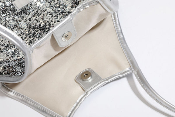 Kleine Pailletten-Schultertasche im Tote-Stil mit langem Metallic-Riemen und trapezförmiger Silhouette, Detailansicht 48