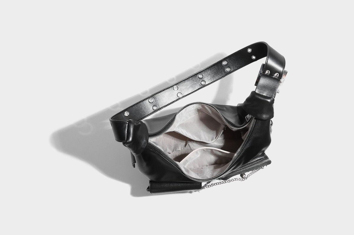 Lässig fallende Hobo-Schultertasche mit glänzender Lederoptik, vorderen Klappentaschen, Kettenapplikationen und silberfarbenen Nietbeschlägen