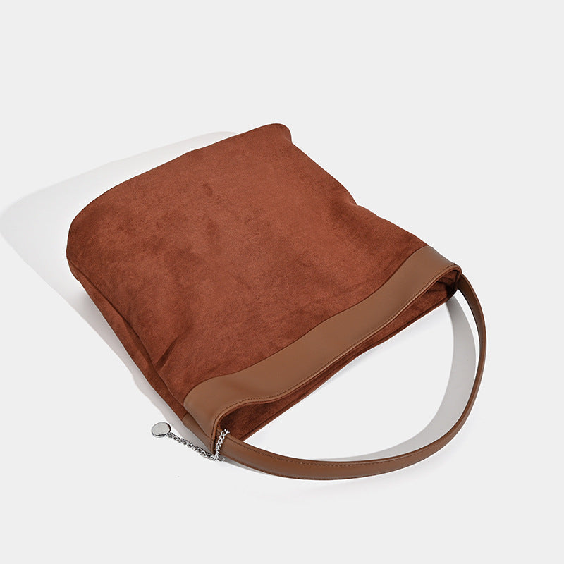 Lässige Hobo-Bag mit offenem Abschluss in matter Veloursleder-Optik, glatten Kunstlederdetails und einem einzelnen Schulterriemen, Detailansicht 3