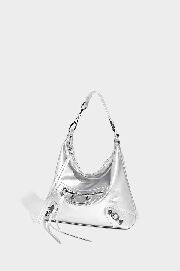 Große, glänzende Hobo-Schultertasche mit geknautschtem Effekt, dunkelfarbenen Nieten, Reißverschluss, vorderem Reißverschlussfach und verstellbarem Crossbody-Riemen