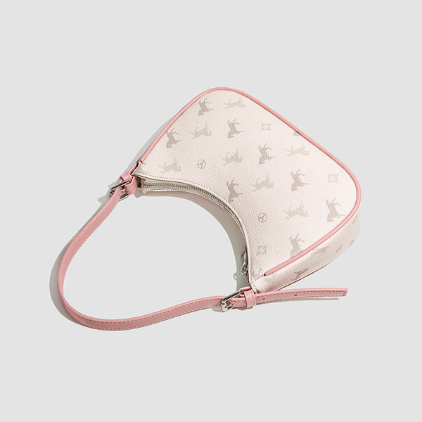 Cremefarbene halbmondförmige Schultertasche mit Monogramm-Print, kontrastierendem Besatz in Lederoptik und silberfarbenen Metalldetails, Detailansicht 4