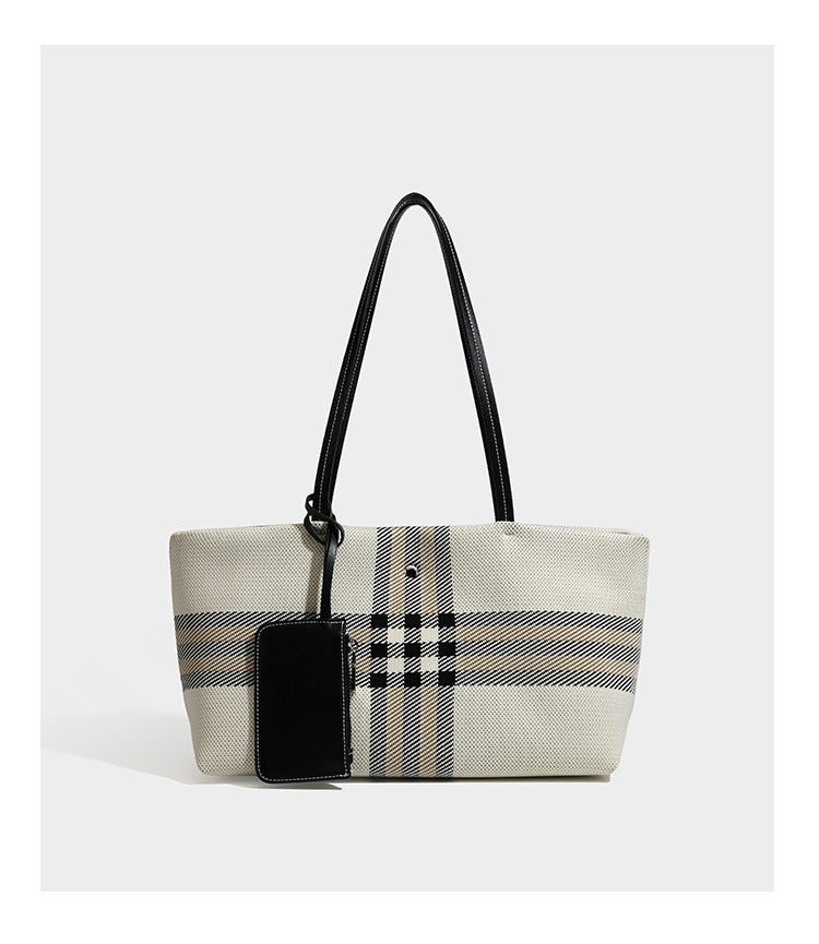 Strukturierte karierte Tote-Bag aus Webmaterial mit langen Schulterriemen in schwarzer Lederoptik und befestigter schwarzer Reißverschlusstasche, Detailansicht 14