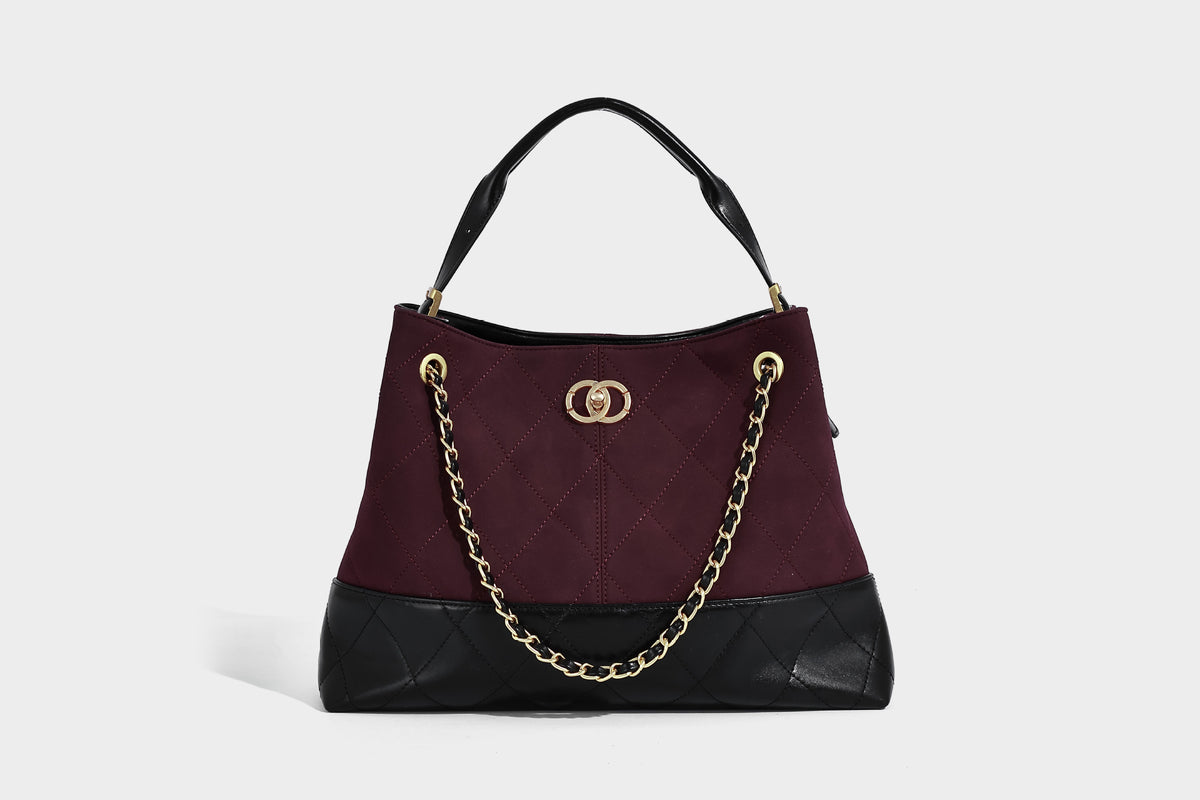 Gesteppte zweifarbige Schultertasche mit goldfarbener Kettenriemen und ineinandergreifendem Ringemblem im apricot-schwarzen Colorblock-Design, Detailansicht
