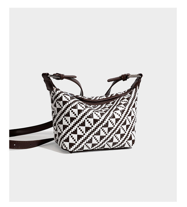 Kleine schwarz-weiße Schultertasche mit gewebtem geometrischem Muster, glatter dunkelbrauner Besatz aus Lederoptik, geknotetem verstellbarem Riemen und seitlichem
