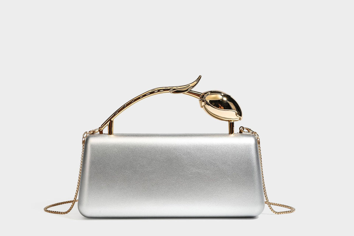Strukturierte rechteckige Clutch mit goldfarbenem Henkel in Form einer Rosenknospe und abnehmbarem Kettenriemen in Metallic-Optik, Detailansicht