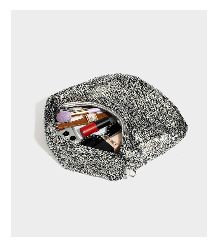 Lässig drapierte, tropfenförmige Hobo-Schultertasche mit durchgehendem Metallic-Paillettenbesatz und silberfarbenen Metalldetails, Detailansicht 17
