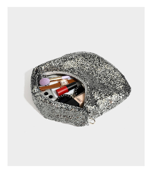 Lässig drapierte, tropfenförmige Hobo-Schultertasche mit durchgehendem Metallic-Paillettenbesatz und silberfarbenen Metalldetails, Detailansicht 17