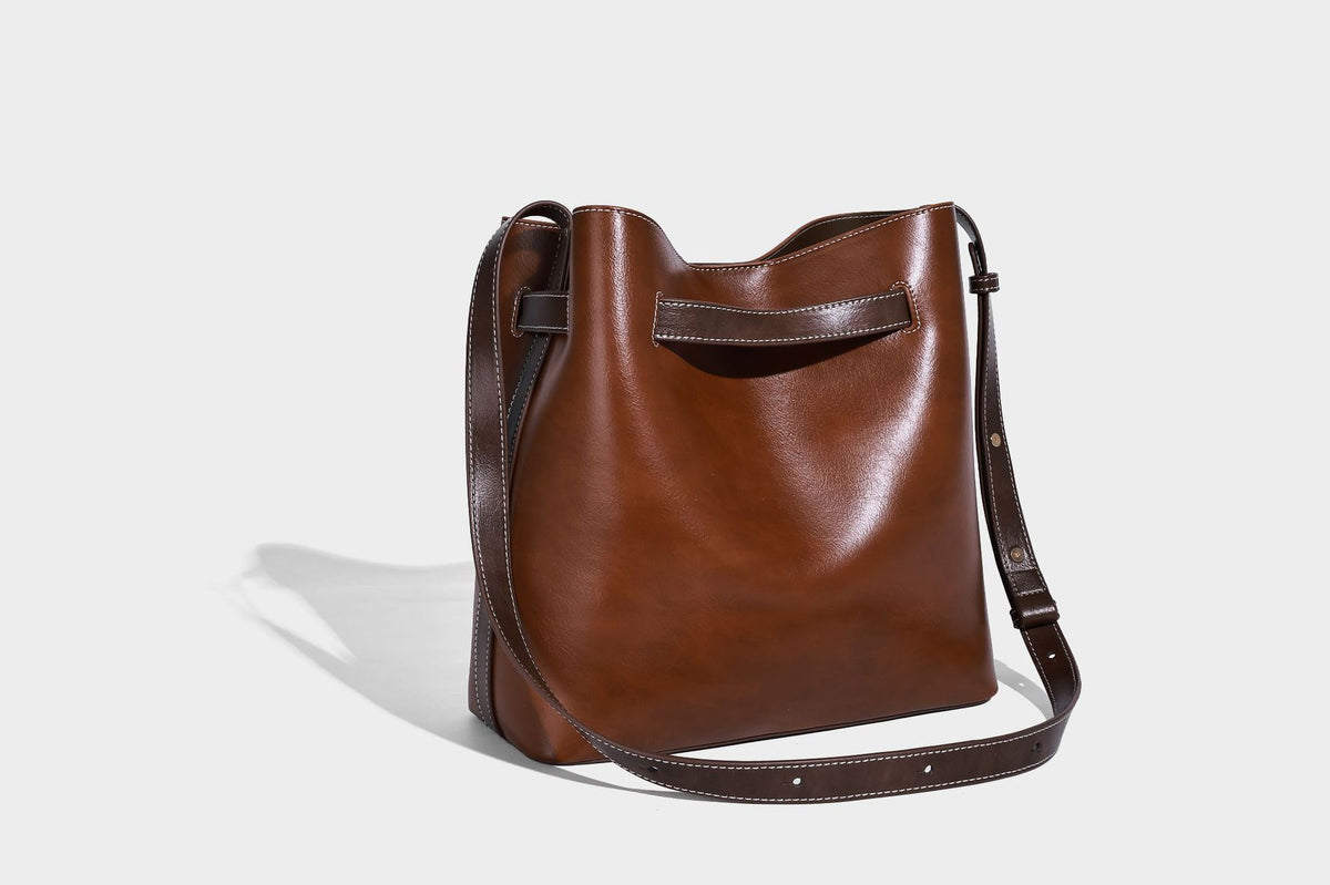 Glänzende Beuteltasche in Lederoptik mit Riemendetail mit Vorhängeschloss und verstellbarem langem Riemen, Detailansicht 18