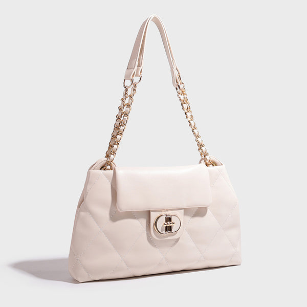 Gesteppte Schultertasche in Lederoptik mit goldfarbener Ketten- und Lederkombination als Riemen, Überschlag mit Drehverschluss und Rautensteppung