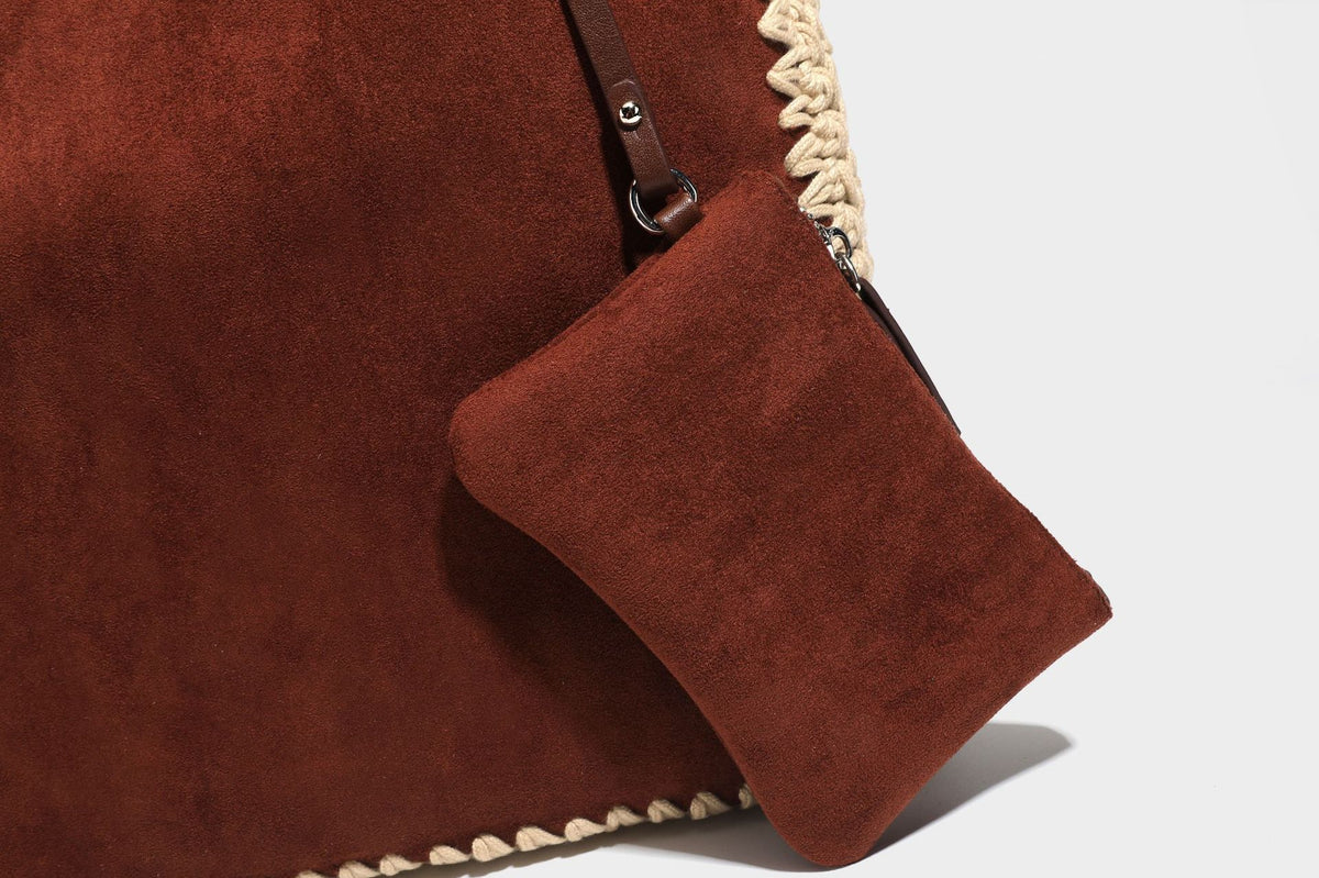 Große matte Tote-Bag in Veloursleder-Optik mit cremefarbenem Randbesatz aus gehäkelter Kordel, langen schmalen Schulterriemen und kleinem abnehmbarem, passendem