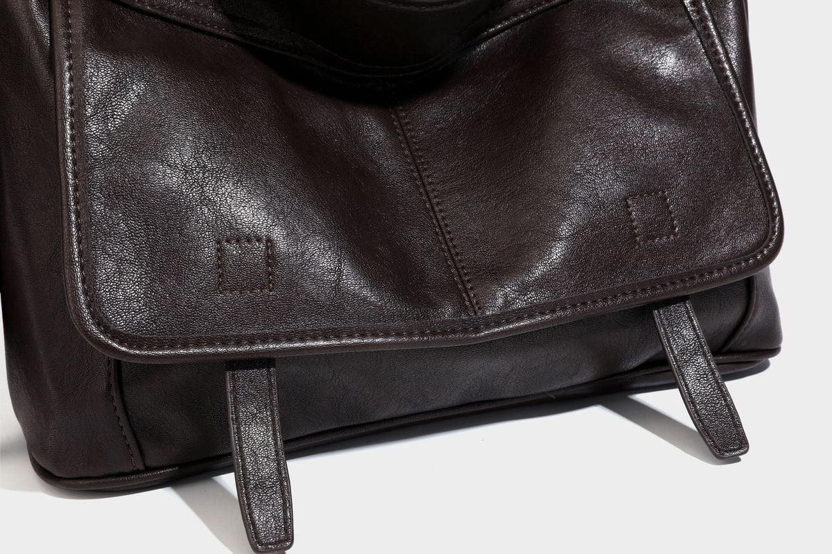 Weich fallende, geräumige Schulter- und Crossbody-Tasche in Lederoptik mit vorderer Klappentasche, Reißverschluss oben und langem verstellbarem Riemen