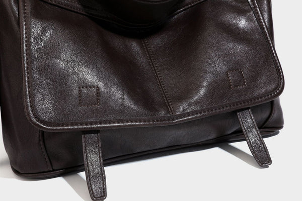 Weich fallende, geräumige Schulter- und Crossbody-Tasche in Lederoptik mit vorderer Klappentasche, Reißverschluss oben und langem verstellbarem Riemen