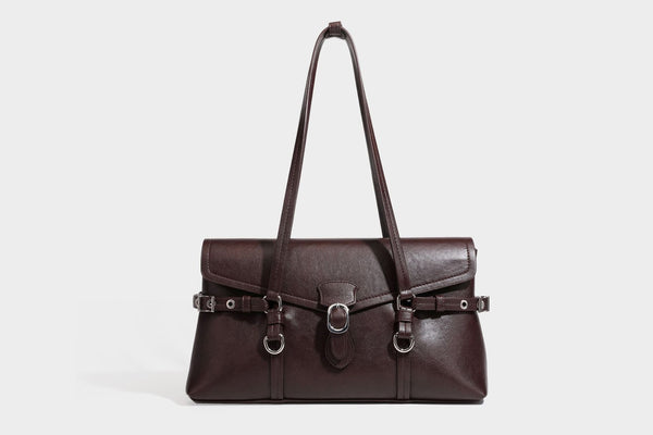 Strukturierte rechteckige Schultertasche mit Überschlagverschluss, vorderem Schnallengurt-Detail und ringförmigen Beschlägen in