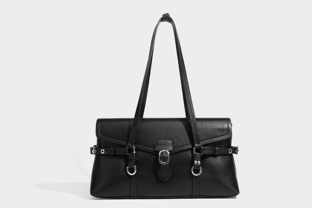 Strukturierte rechteckige Schultertasche mit Überschlagverschluss, vorderem Schnallengurt-Detail und ringförmigen Beschlägen in