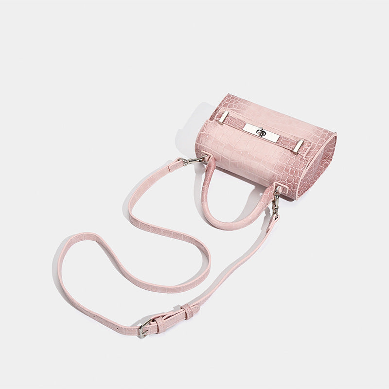 Strukturierte Mini-Henkeltasche in glänzender Lederoptik mit Krokoprägung und silberfarbenem Drehverschluss und