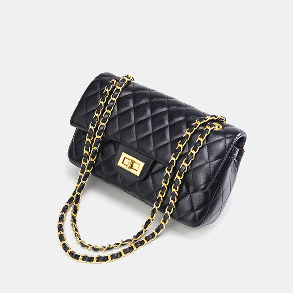 Gesteppte Crossbody-Tasche mit Rautensteppung, Überschlag, goldfarbenem Kettenriemen und Drehverschluss, Detailansicht 4