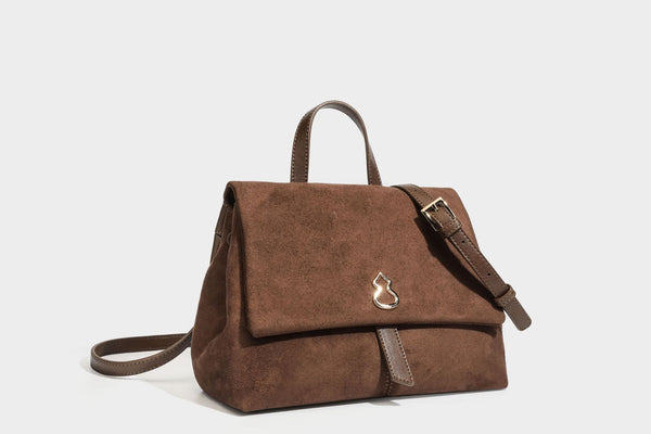 Formstabile Satchel-Tasche mit mattem Veloursleder-Finish, Überschlag, goldfarbenen Emblem-Beschlägen, kurzem Tragegriff und verstellbarem Crossbody-Riemen