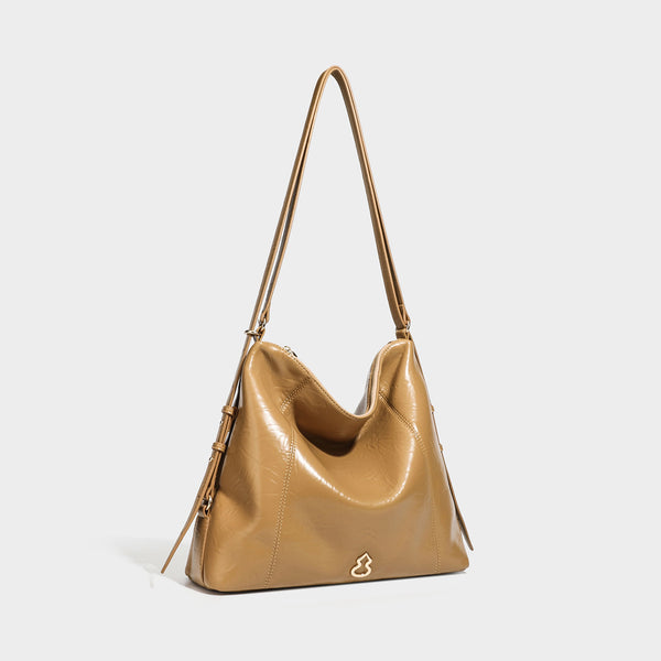 Große, lässig fallende Hobo-Schultertasche aus glänzendem Material in geknautschter Lederoptik mit goldfarbenen Beschlägen und langem verstellbarem Riemen