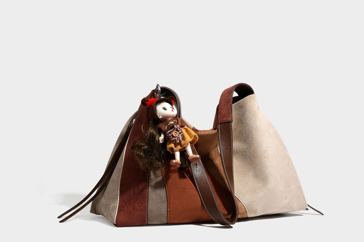 Weich fallende Patchwork-Tote in Braun, Rost, Camel und Beige mit Partien in Velourslederoptik, Besatz in Lederoptik und verstellbarem Schulterriemen