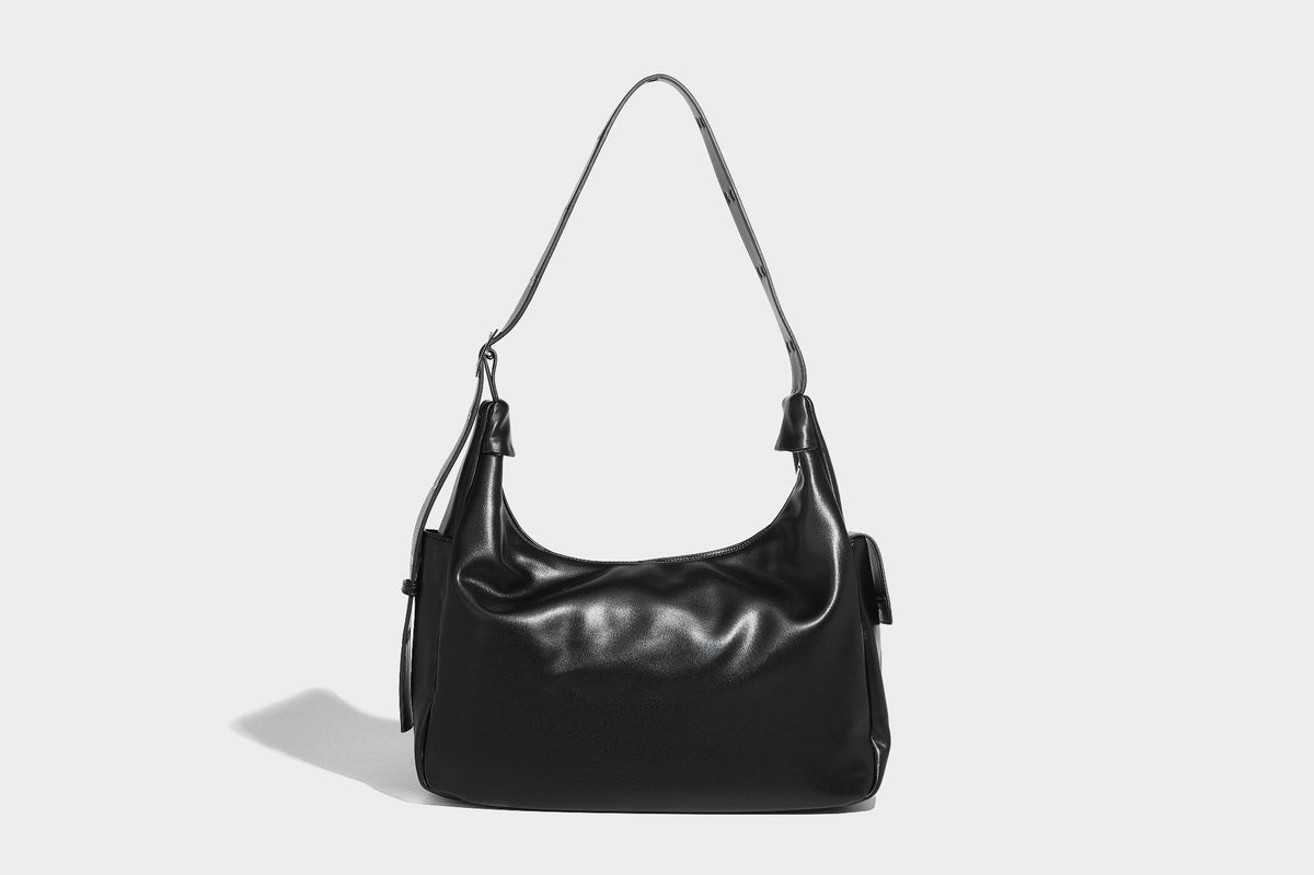 Lässig fallende Hobo-Schultertasche mit glänzender Lederoptik, vorderen Klappentaschen, Kettenapplikationen und silberfarbenen Nietbeschlägen