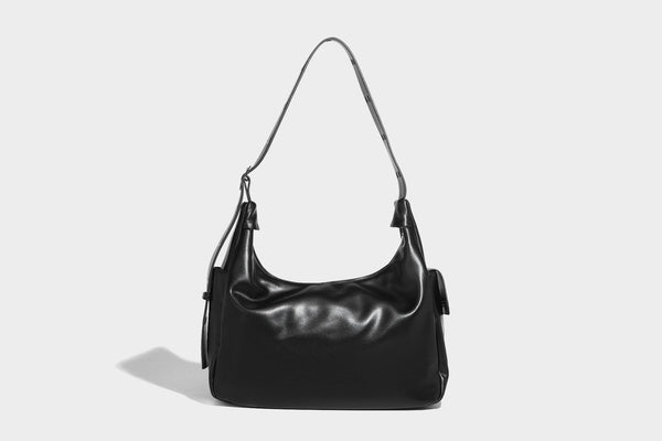 Lässig fallende Hobo-Schultertasche mit glänzender Lederoptik, vorderen Klappentaschen, Kettenapplikationen und silberfarbenen Nietbeschlägen