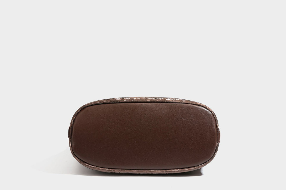 Große Hobo-Schultertasche mit Crinkle-Glanzfinish in Dunkelbraun, schmalem verstellbarem Riemen, geknoteten Beschlägen und seitlich befestigter Klappe