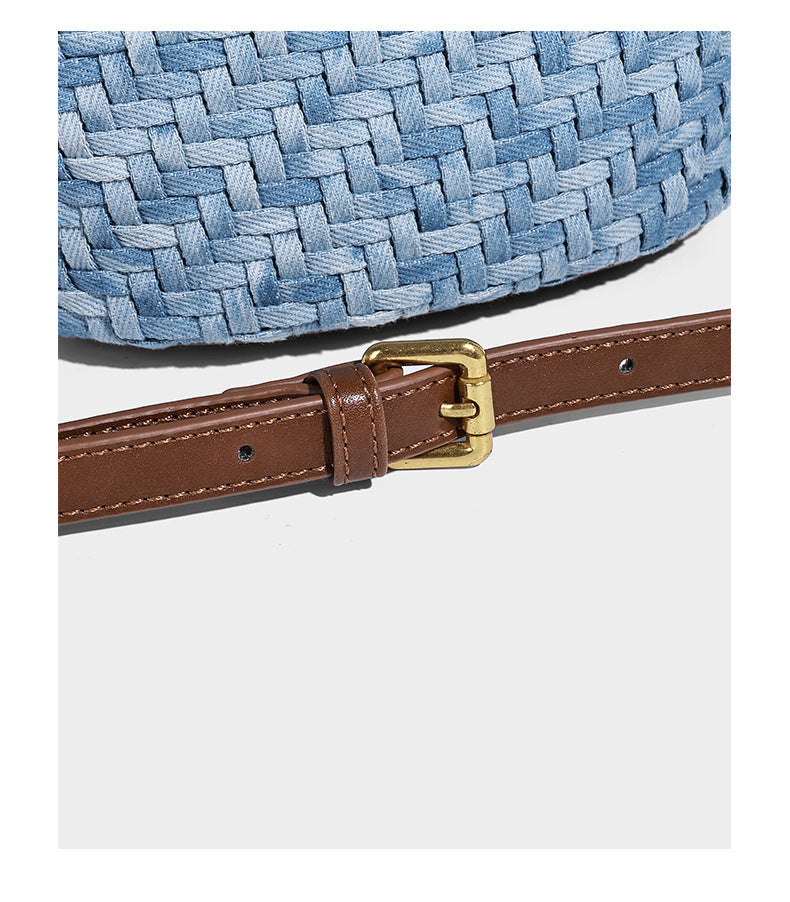 Blaue gewebte Bucket-Bag in Denim-Optik mit Besatz in brauner Lederoptik, rundem Henkel, Quastenanhänger mit Holzperlen und verstellbarem