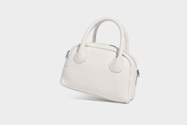Mini-Henkeltasche in strukturierter Kuppelform in Pastellgelb mit genarbter Lederoptik, silberfarbenen Beschlägen und abnehmbarem
