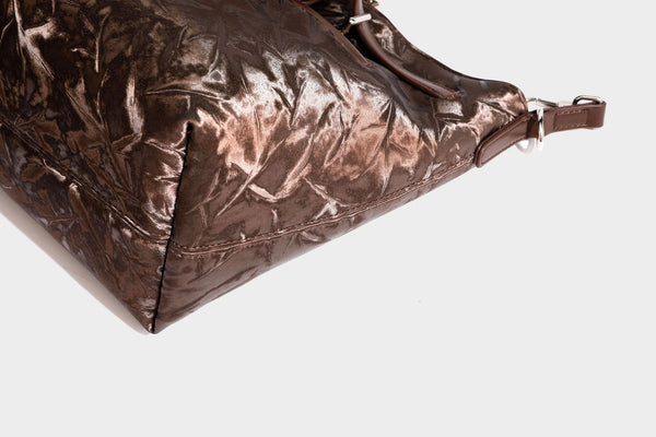 Glänzende, geknautschte Metallic-Tote-Bag mit zwei Tragegriffen oben, abnehmbarem Schulterriemen und abnehmbarer Mini-Reißverschlusstasche in Braun