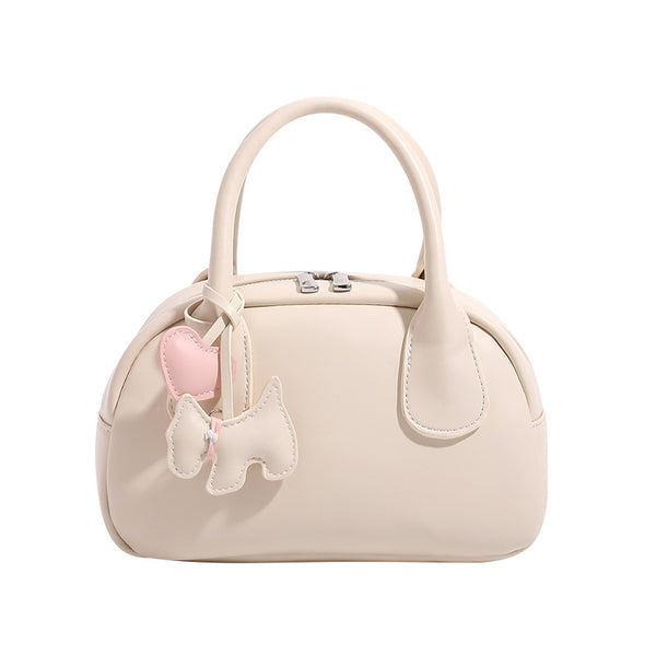Mini-Handtasche in Kuppelform mit glatter Oberfläche in Lederoptik, zwei Tragegriffen, Reißverschluss oben, Beschlägen in Silberoptik und herabhängendem