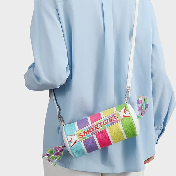 Regenbogen-gestreifte Candy-Fass-Crossbody-Tasche mit transparenten, gedrehten Enden, weißem verstellbarem Trageriemen und goldfarbenen Beschlägen, Vorderansicht