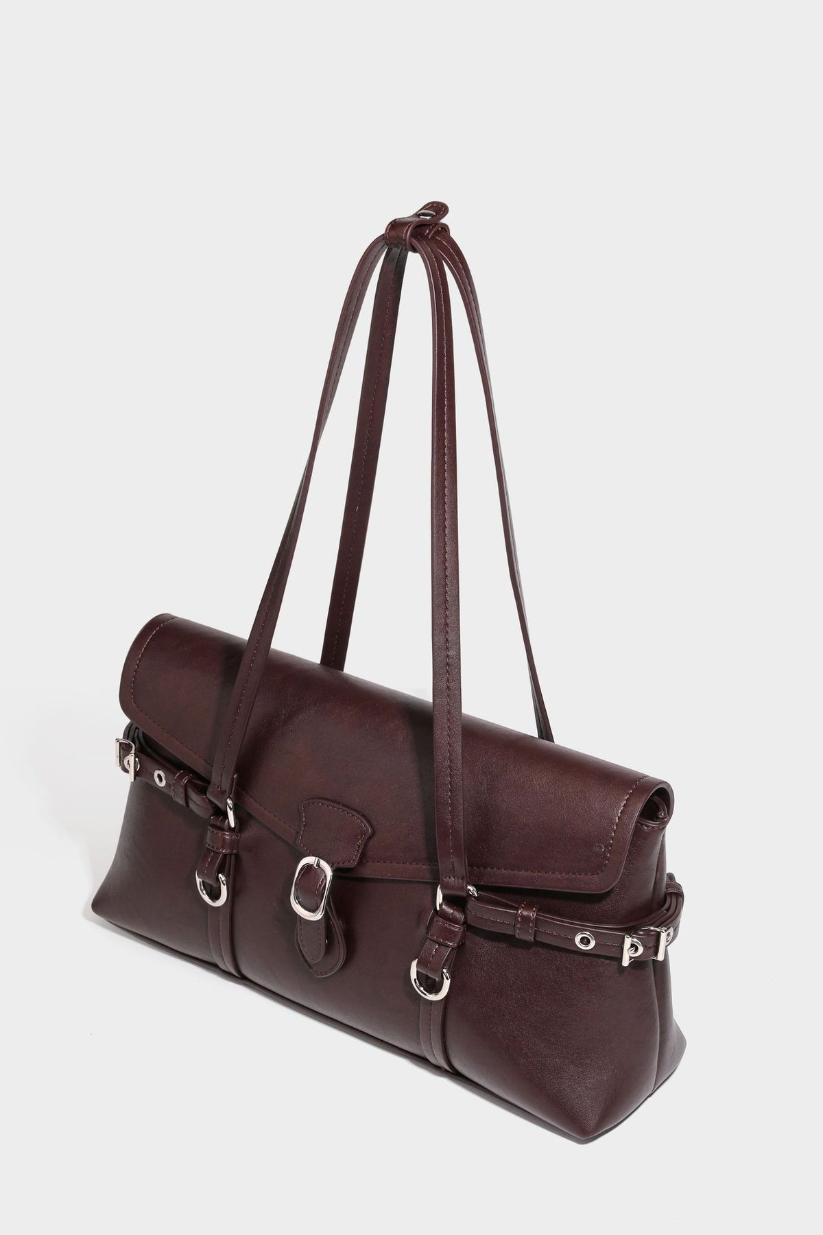 Strukturierte rechteckige Schultertasche mit Überschlagverschluss, vorderem Schnallengurt-Detail und ringförmigen Beschlägen in