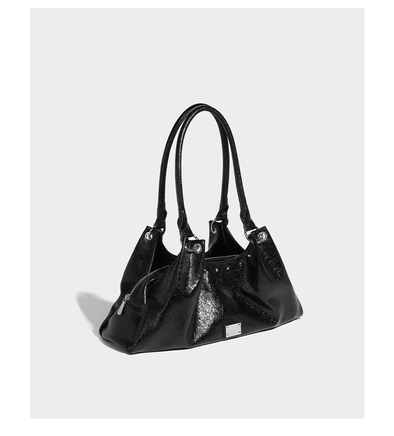 Locker fallende trapezförmige Tote-Schultertasche mit glänzender, geknautschter Lederoptik, zwei Schlaufenhenkeln, Reißverschluss oben und