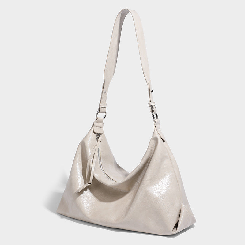 Weich fallende Hobo-Schultertasche mit glänzender, geknautschter Oberfläche, Reißverschluss an der Oberseite und verstellbarem Trageriemen, Detailansicht 7