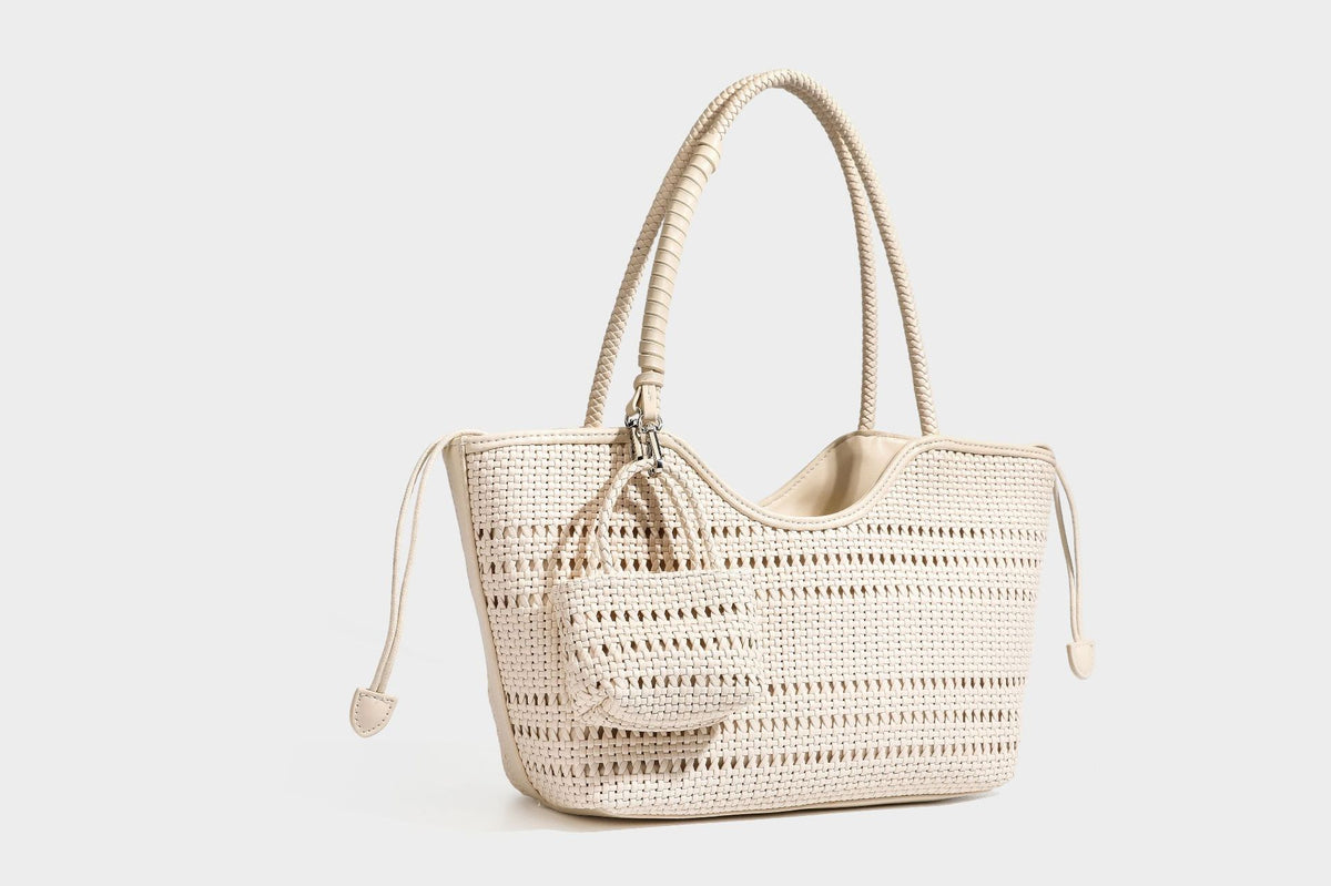 Strukturierte Henkeltasche aus geflochtenem Material in Dunkelbraun mit geflochtenen Henkeln, seitlichen Zugbändern und befestigtem Mini-Täschchen aus geflochtenem Material mit